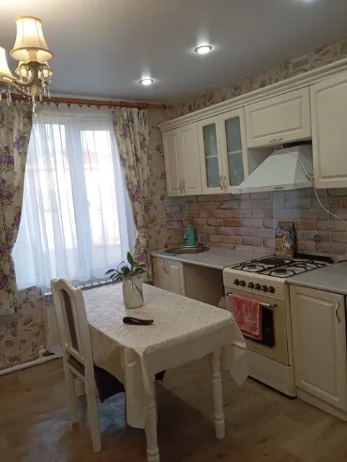 Терезесі бар пешімен асхана