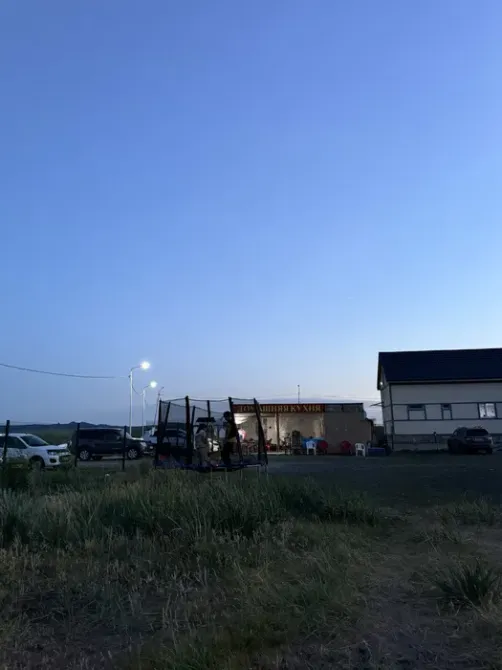 Открытое пространство с фонарями и зданием