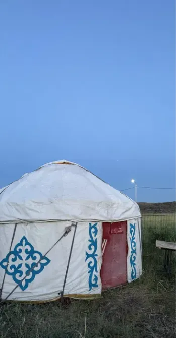 Юрта на фоне вечернего неба