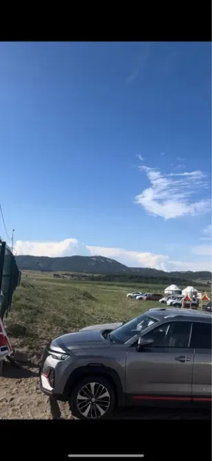 Автомобили на фоне голубого неба и гор