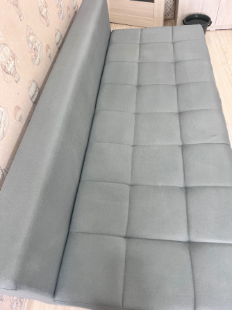 Кресло с розовым узором на спинке и сиденье