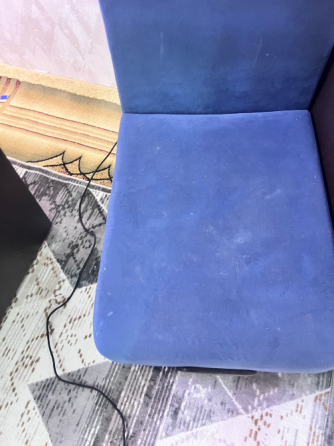 Кресло с розовым узором на спинке и сиденье