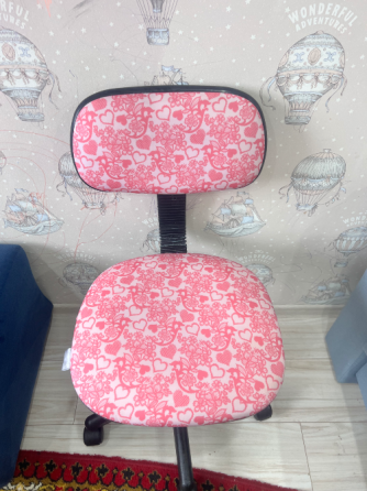 Кресло с розовым узором на спинке и сиденье