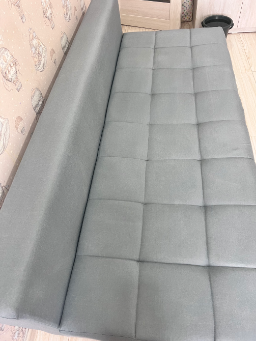 Серый диван без подушек