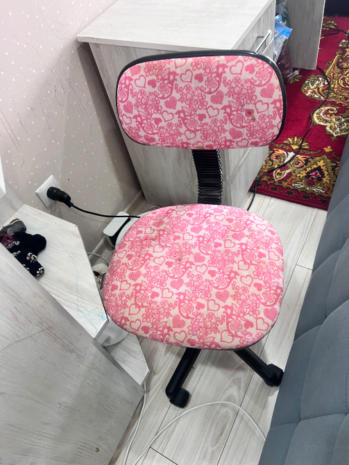 Кресло с розовым узором на спинке и сиденье