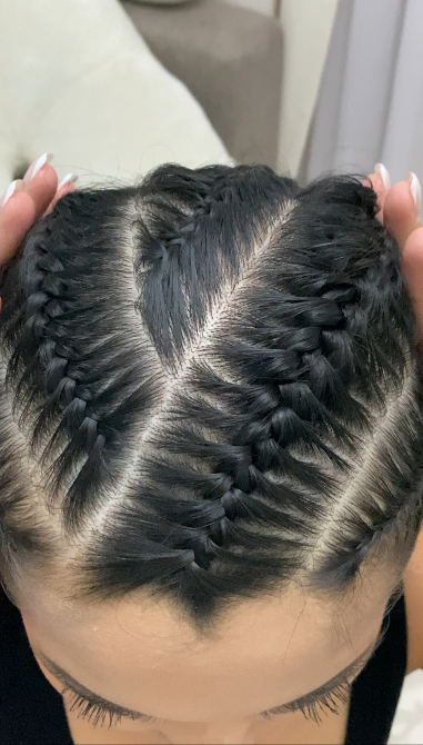 Красивая шашуды тік косалармен және басында анық өрнекпен