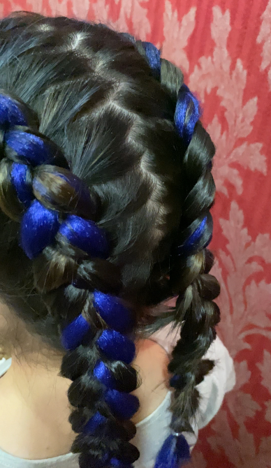 Қара шаштардағы көк жіптерімен жарқын косалар