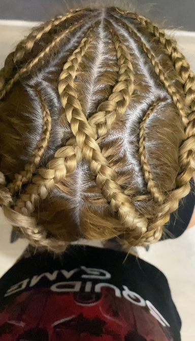 Жеңіл шаштармен күрделі өріммен ерекше шаш үлгісі