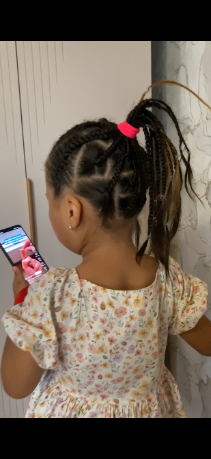 Телефонды пайдаланатын шашы косалармен және аксессуарлармен әдемі қыз