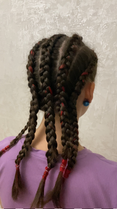 Қызғылт акценттері бар қызықты косалар және стильді бейне