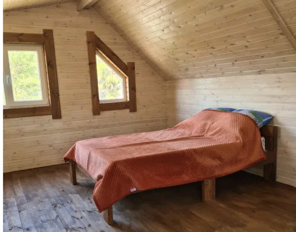 Уютная мансарда с оранжевым покрывалом