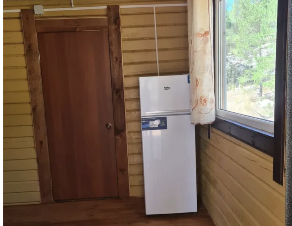 Внутреннее пространство с холодильником и окном