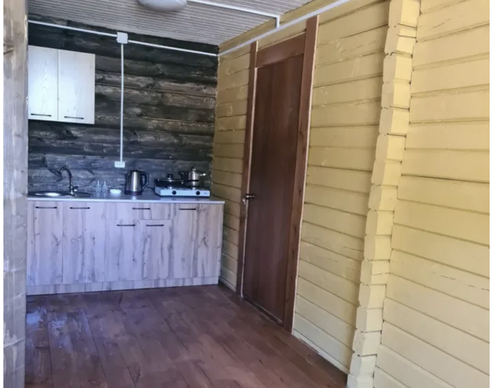 Кухня с плитой и душевой системой