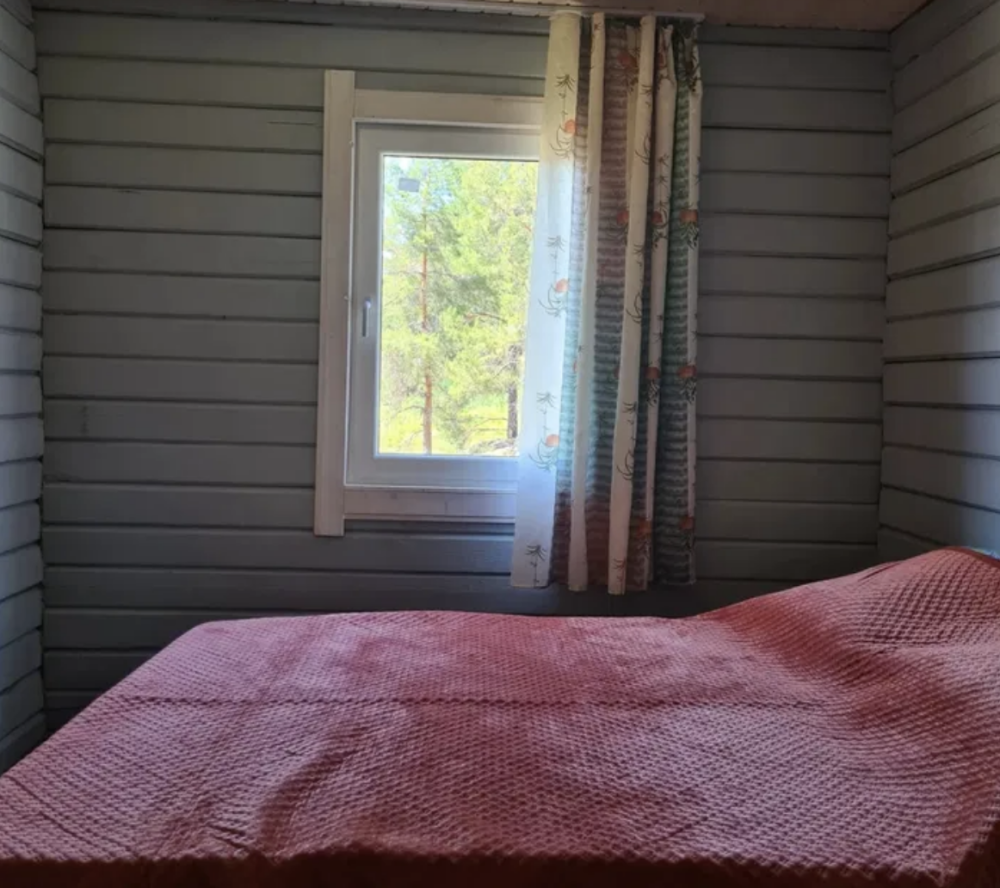 Спальня с одной кроватью и окном