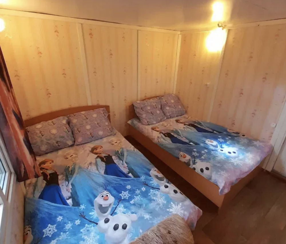 Спальня с двумя кроватями, покрывалами с героями мультфильма