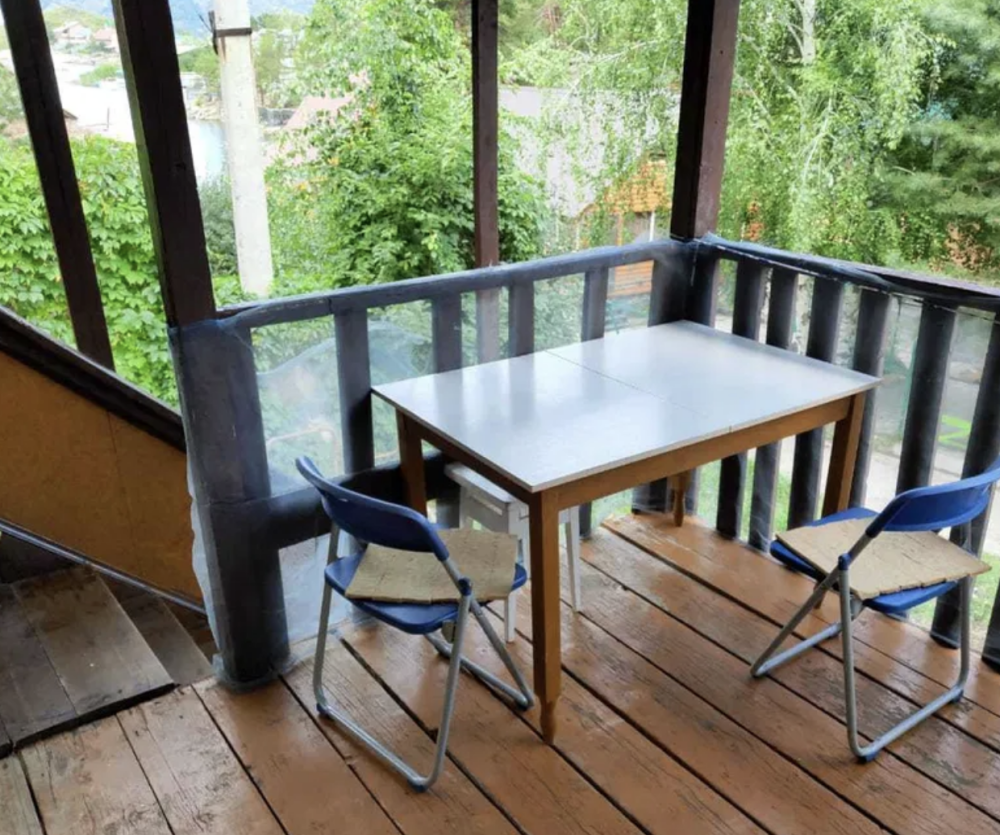 Обеденный стол на веранде с видом на природу