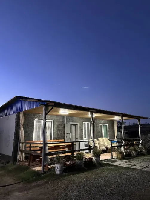 Дневной вид на дом с освещением