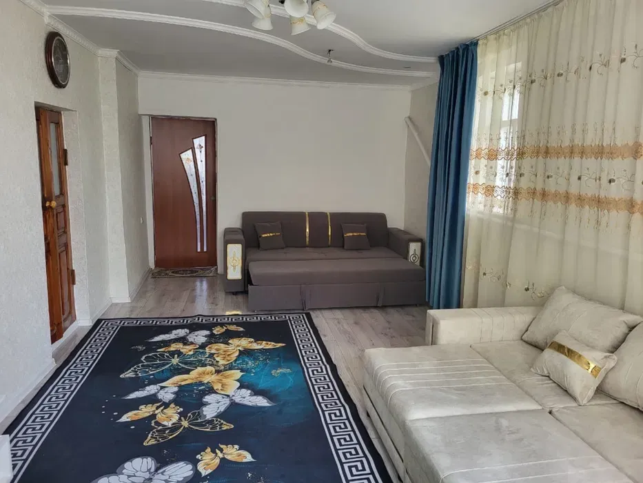 Гостиная с диваном и телевизором