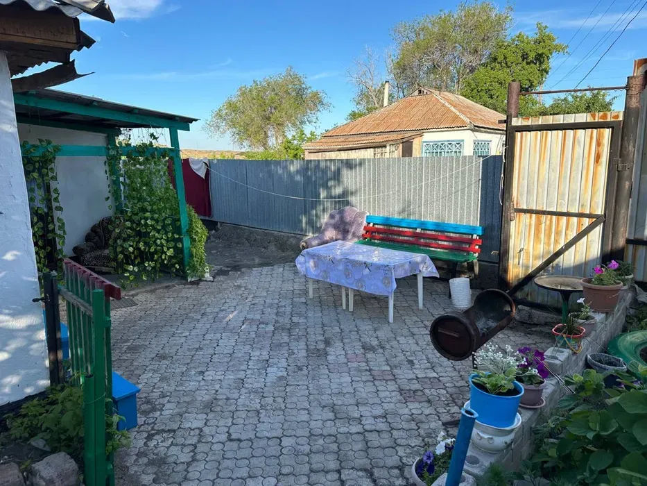 Сад с обеденным столом и стульями