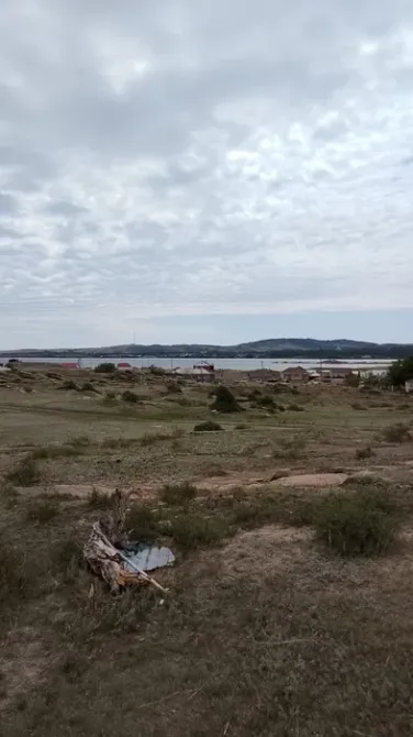 Пейзаж с видом на местность и водоем