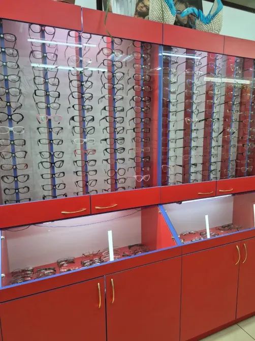 Көзілдіріктердің vitrinası, онда көптеген әртүрлі модельдер мен дизайндар орналастырылған.