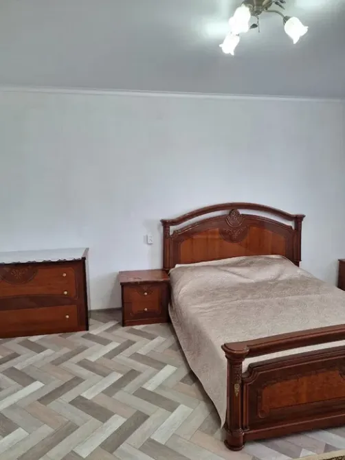 Спальня с деревянной мебелью