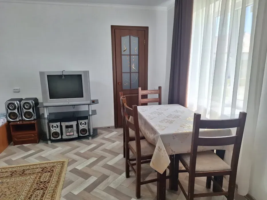 Гостиная с телевизором и обеденным столом