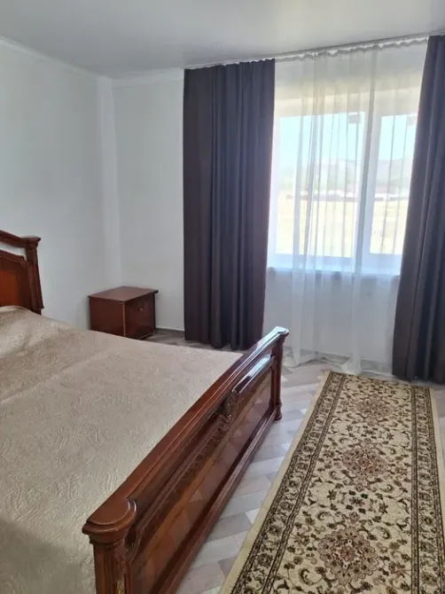 Спальня с окном и ковром