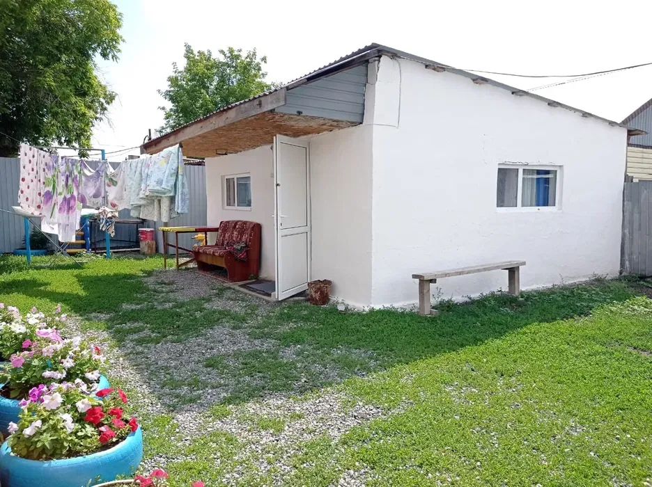 Повторение изображения дома с белыми стенами и мебелью во дворе