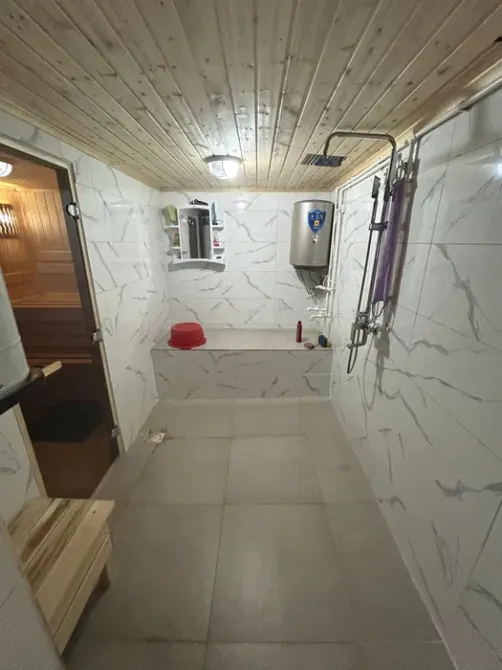 Интерьер бани с душевой и плиткой