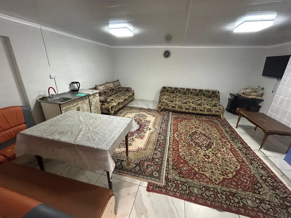 Гостевая комната с диванами и коврами