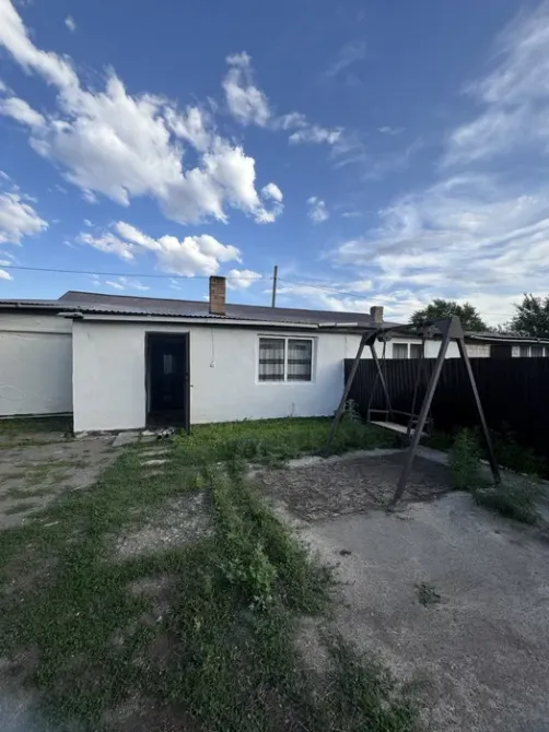 дом с качелями на заднем дворе