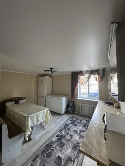 обеденная зона с холодильником