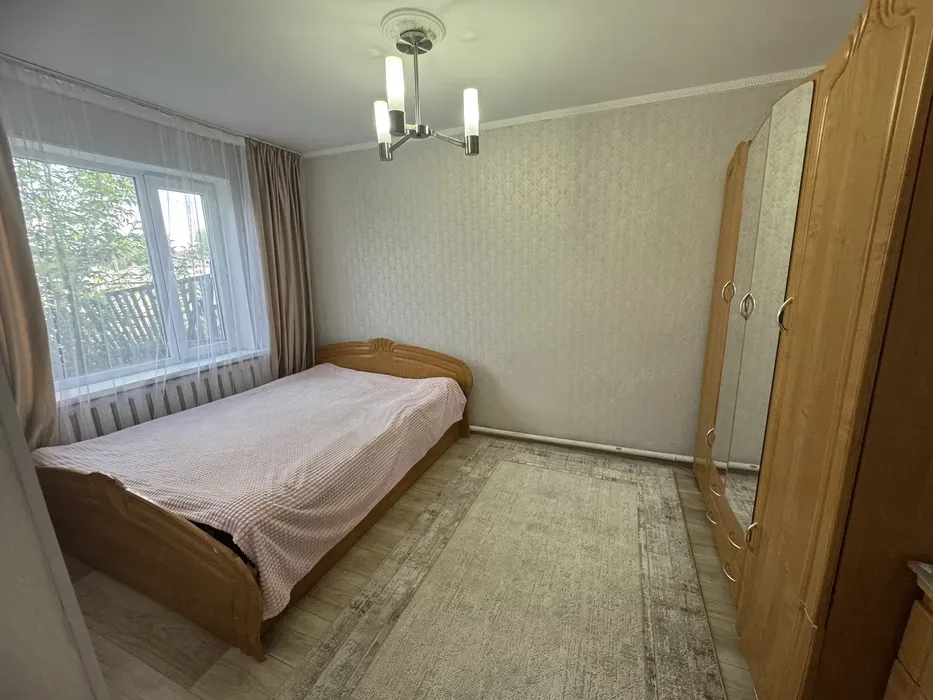 спальня с односпальной кроватью и большим окном