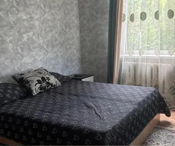 Спальня с черным покрывалом и большим окном