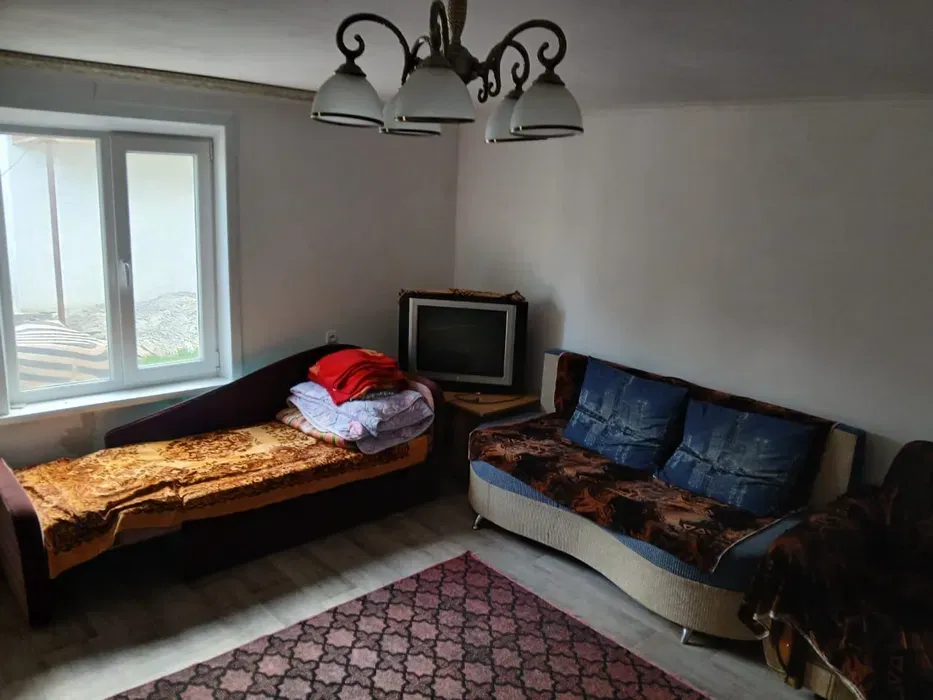 Гостиная с диванами и телевизором