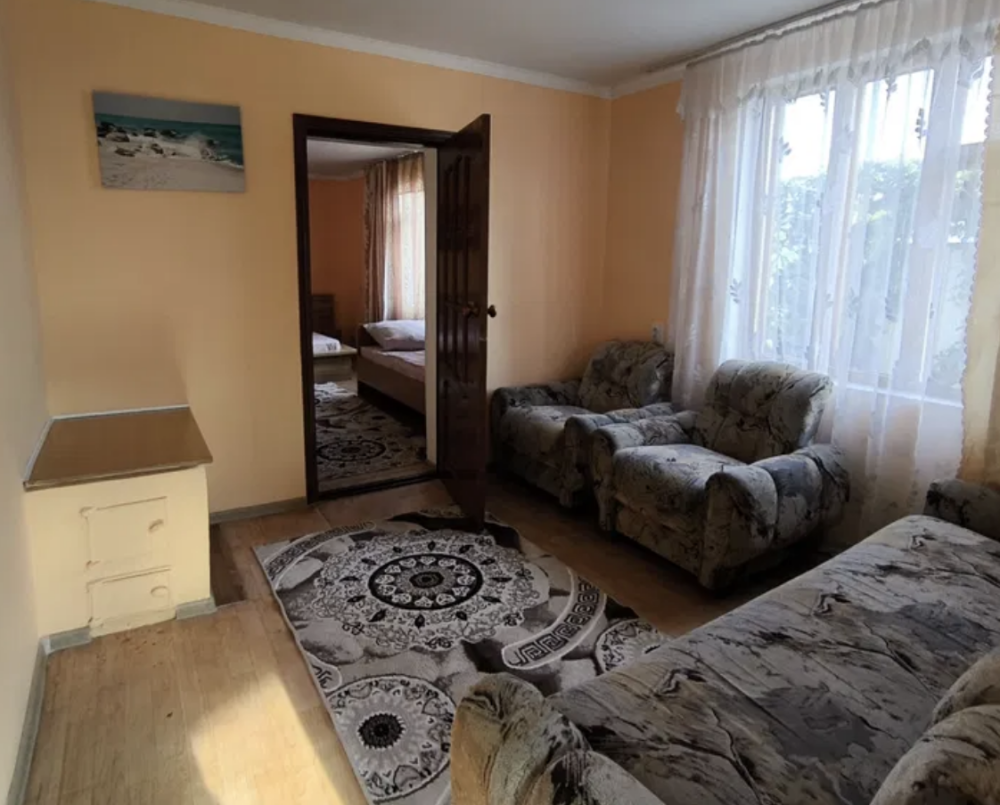 диван мен кілемі бар жарық бөлме