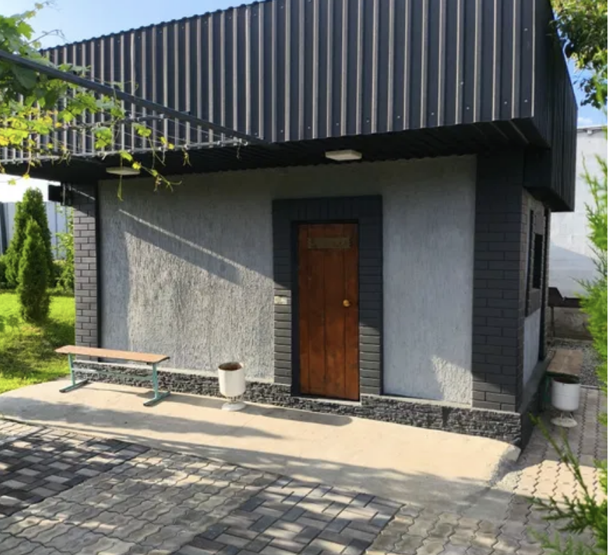 үйге ағаш есік пен тегіс фасадты қабырғамен кіру