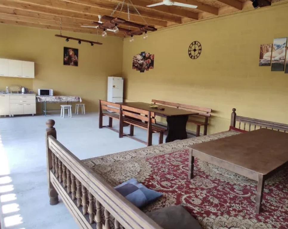 ас үй бұрышы мен асхана аймағы бар кең бөлме