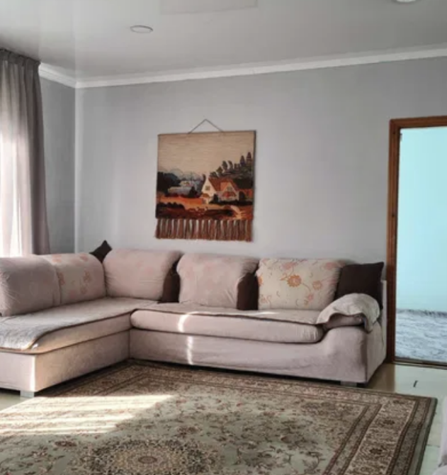 Гостиная с диваном и картиной на стене