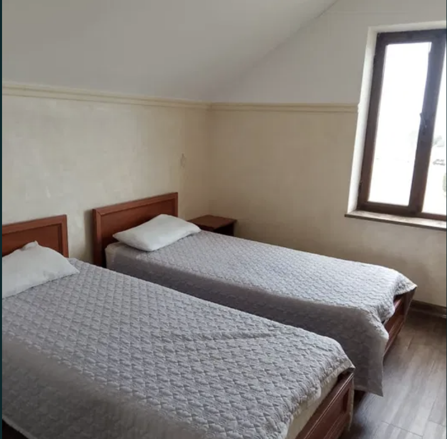 Спальня с двумя односпальными кроватями