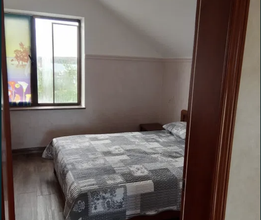 Спальня с односпальной кроватью и окном