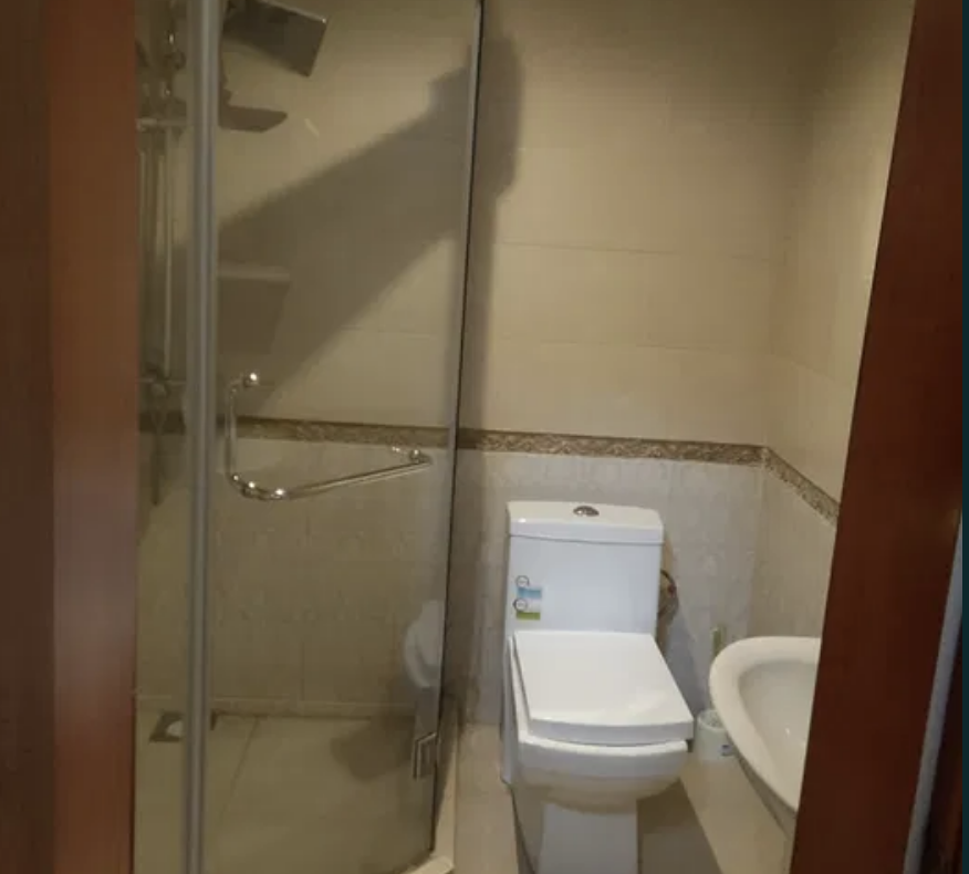 Ванная комната с душевой кабинкой и туалетом