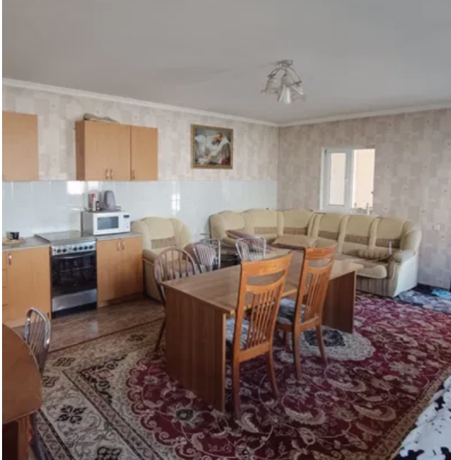 Комната с обеденной зоной и кухней, мягкой мебелью