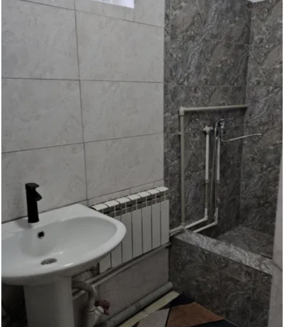 Коридор с полками для хранения и спальней