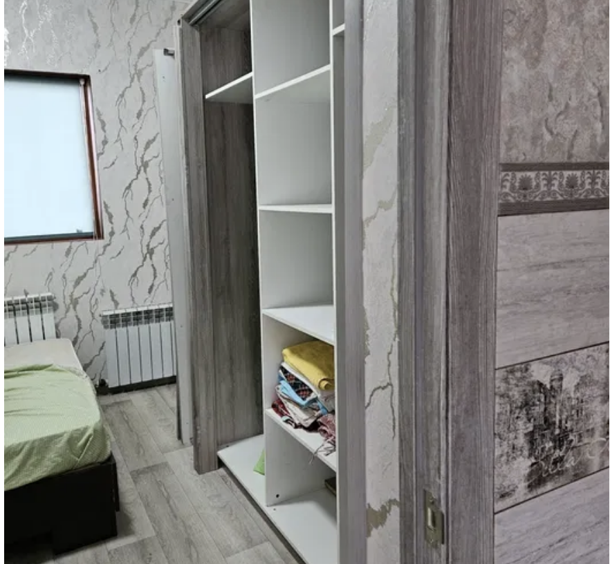 Ванная комната с душевой, умывальником и плиткой