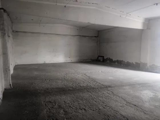 Синие двери с надписью на стене