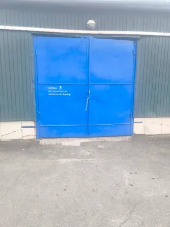 Синие двери с надписью на стене