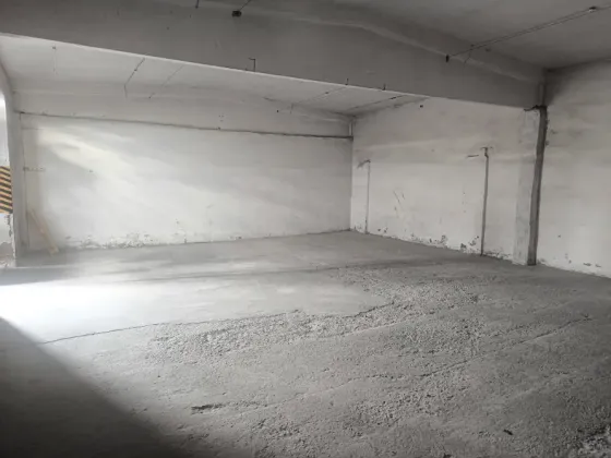 Синие двери с надписью на стене