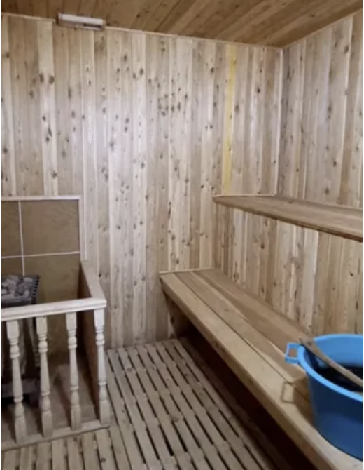 Интерьер сауны с деревянными стенами и скамейками